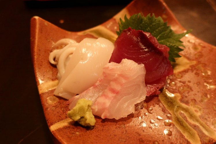 刺し身盛り合わせ1000円。スミイカ、鯛、鰹とバランスのいい3種。