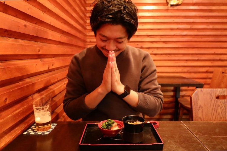 「いただきまーす」お通しを食べる前の時点ですでに1杯目を終えそう。