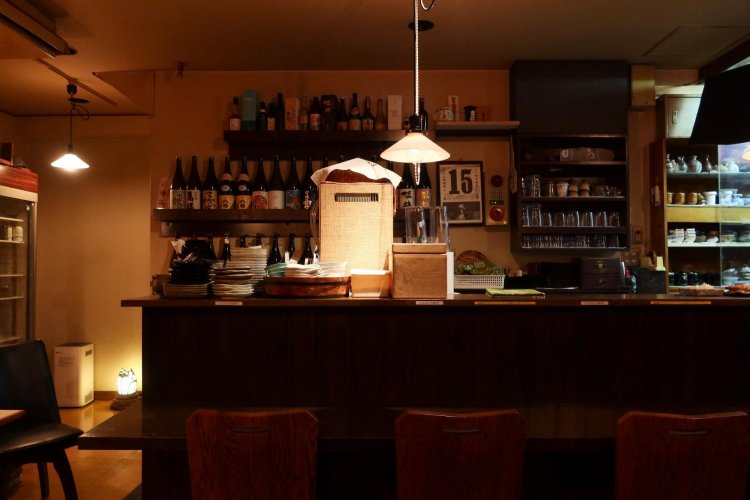 カウンター。照明暗めなのも喫茶店ポイントが高い。人物、料理写真は明度を上げていますが、実際はかなり暗めの店内です。