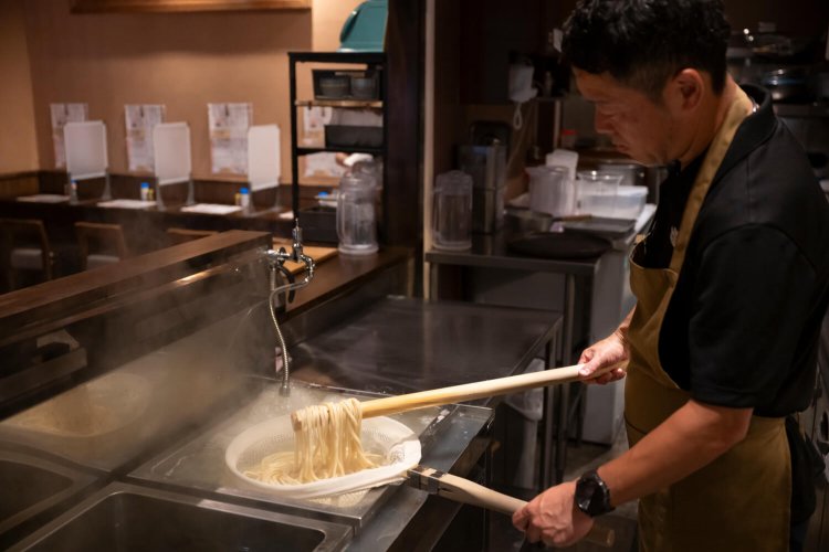 ゆでたてうどんには国産の小麦粉と全粒粉を使用。