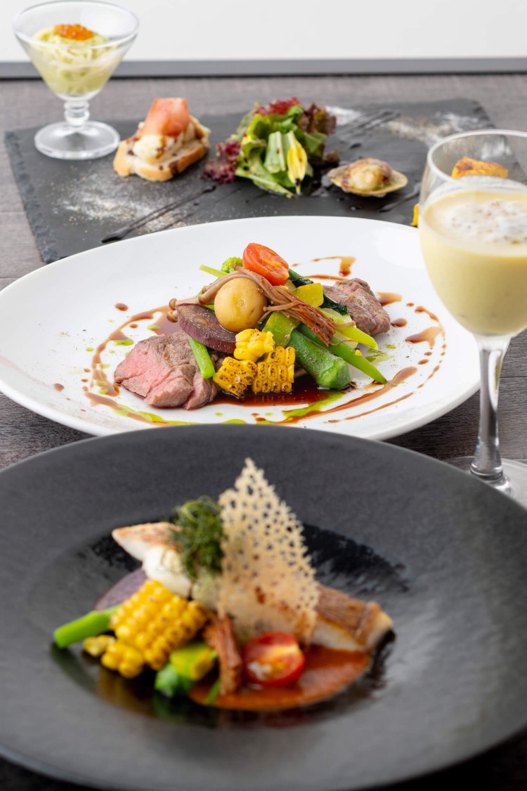 魚と肉のメイン2品付き3850円、メイン1品付き2750円。魚は刺し身で食べられる上質なものを豊洲から仕入れている。華やかな盛り付けにもこだわりが。