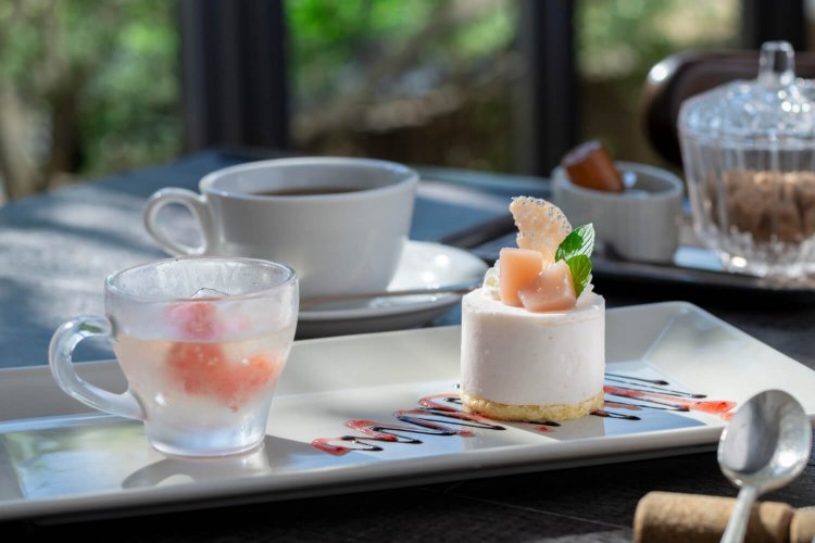 この日は桃のムースと白ワインのゼリー。パフェが提供されることも。