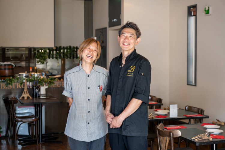 オーナーシェフの金子兼士さんと智子さん。