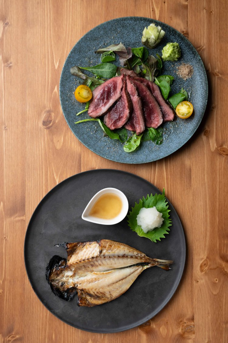 特上大トロアジ990円は『海産屋』の干物。極上鹿肉の石窯ステーキ（モモ）1980円。