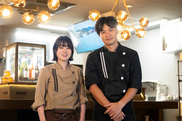 調理の小林和雄さん。馬場美樹さん（左）はパティシエで、デザートも充実。