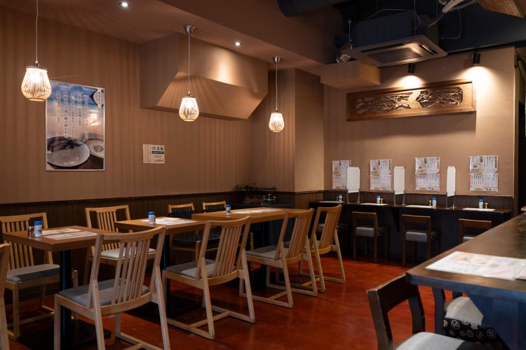 隣接した同経営の居酒屋と店内でつながっている。