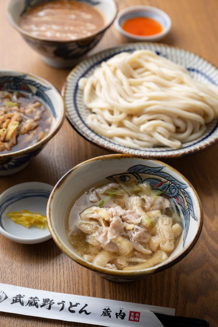 付け汁はさっぱりとした白とうまみが効いた黒（各800円～）、カレー1000円の3種類。器には沖縄のやちむんを使用。