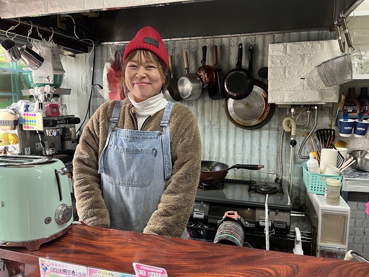 明るい笑顔が素敵な店長の田口さん。