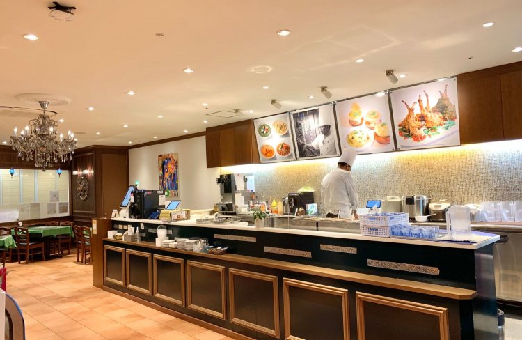 ランチタイムにはカウンターで盛り付けがおこなわれる。