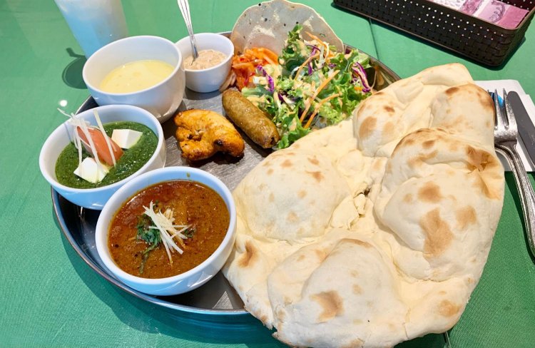 好みのカレーを2つ選べるランチのBセット1650円。