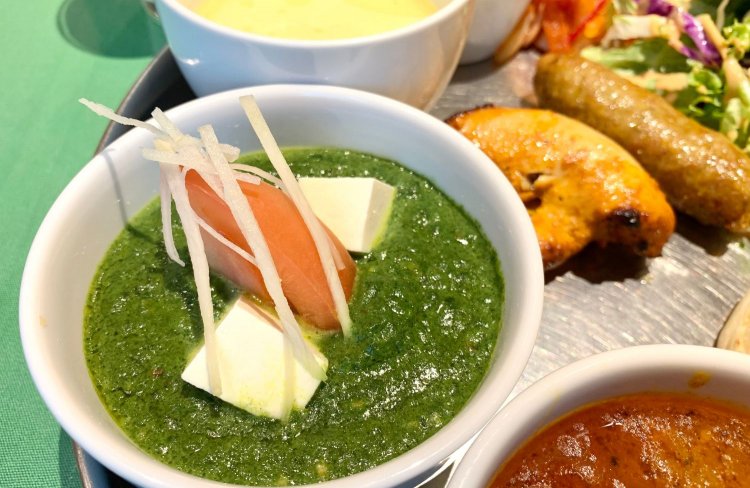 パーラクパニールは色合いのバランスが宮廷料理然としている。