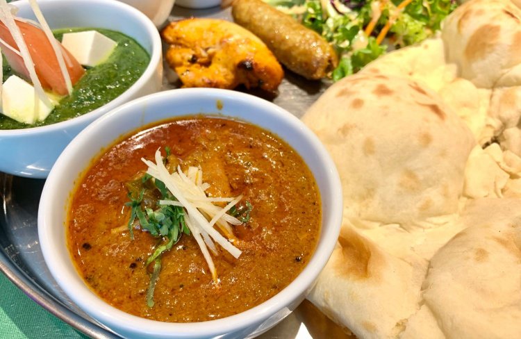 辛さが引き立つスパイシーチキンカレー。