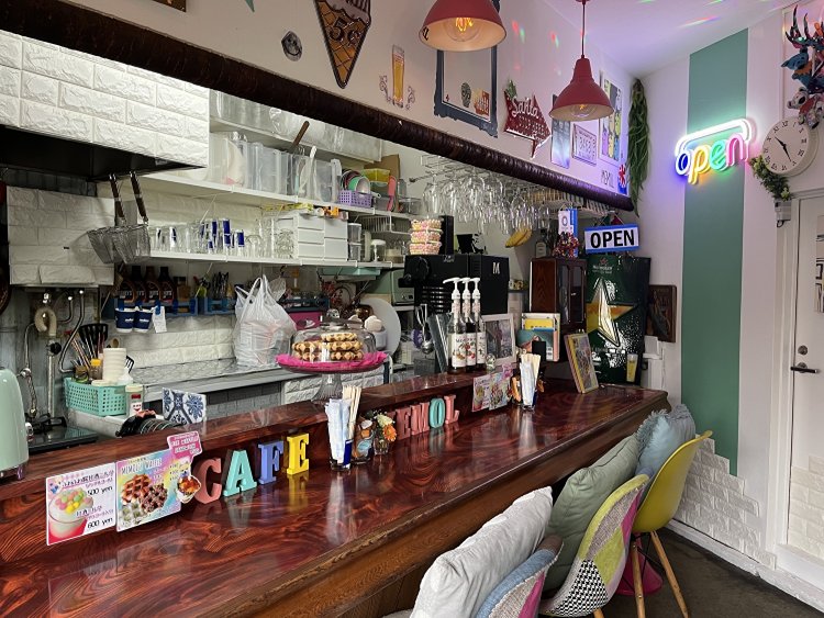 海外のカフェを想起するカラフルな内装。