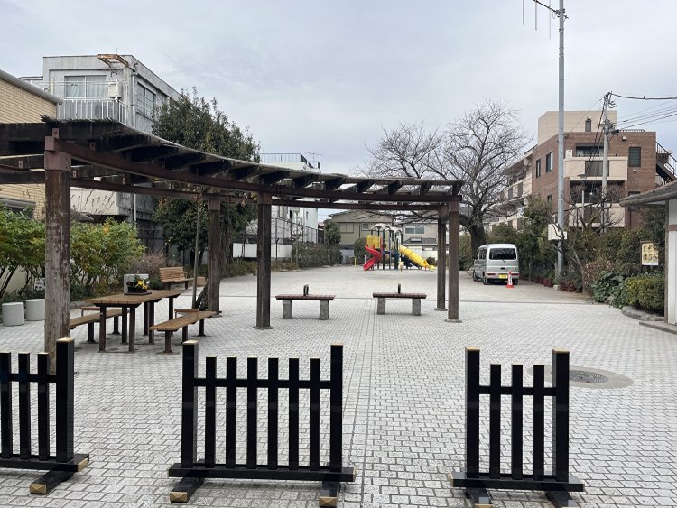 春には一本桜が満開になるお店の前の公園。