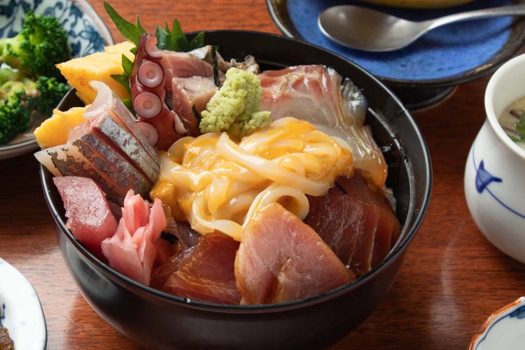 お昼の定食「づけ丼」1100円。毎朝、市場から新鮮な食材を仕入れており、づけ丼は毎日10食ほど。