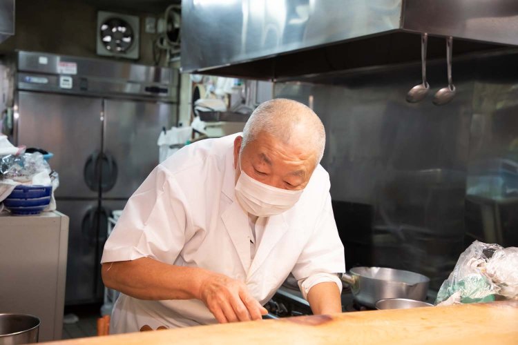 店主の山本明さん。厨房は山本さん一人で切り盛りしている。