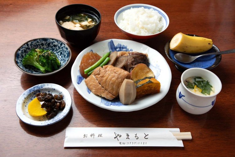 お昼の定食「鯛の煮付」1100円。しっかり味の染みた煮魚。