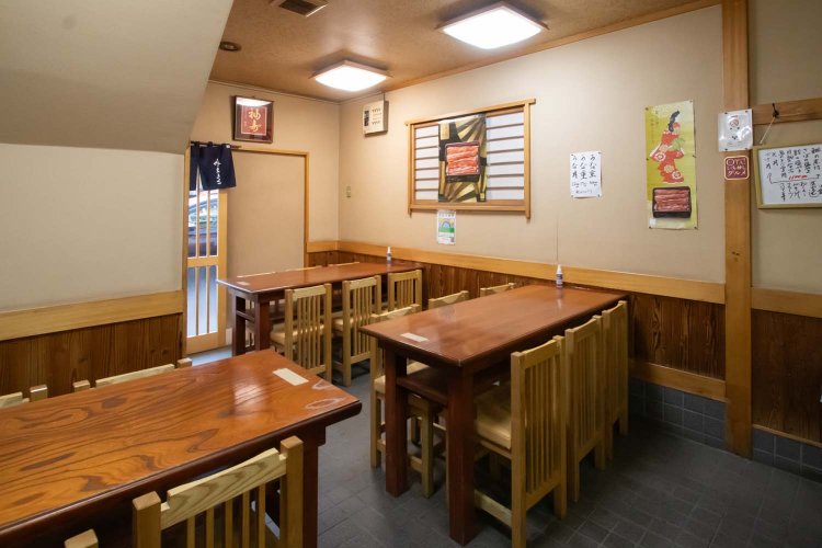 テーブル席は3卓、それぞれ6席。