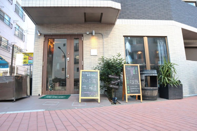 店先に並ぶ手書きのメニュー表やカレンダーもかわいらしい。