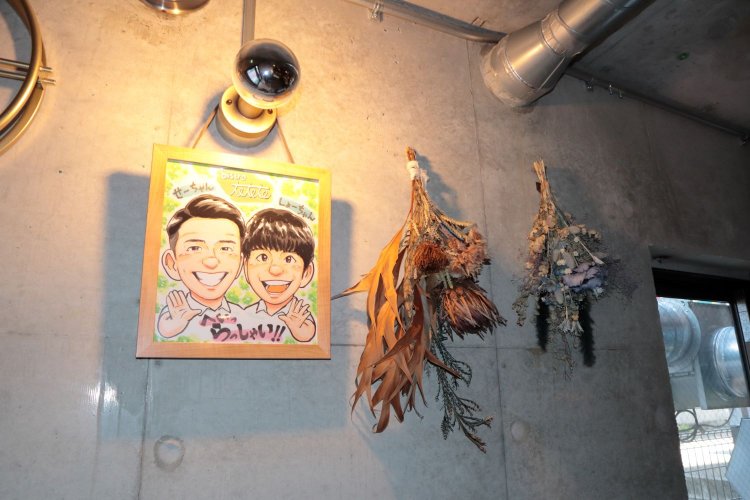 知り合いが露店の絵師に書いてもらったという、二人のそっくりな似顔絵。