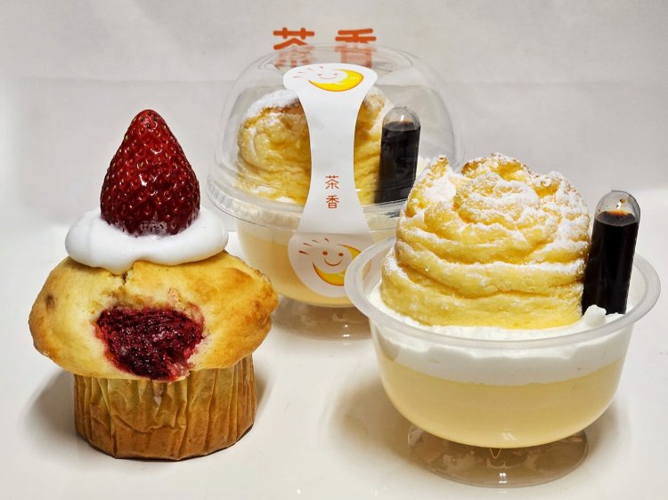 いちごマフィン 630円、パンケーキプリン 680円。