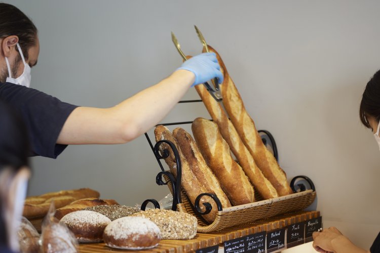 パンが目立つようにと、内装は素朴でシンプルなデザインに。