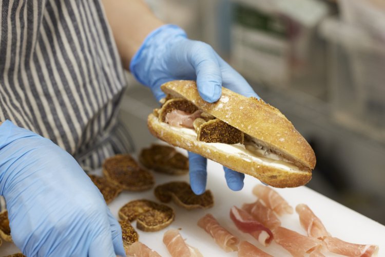 クリームチーズ、生ハム、イチジク、クルミを挟んだカスクルート。具材のバランスが絶品だ。