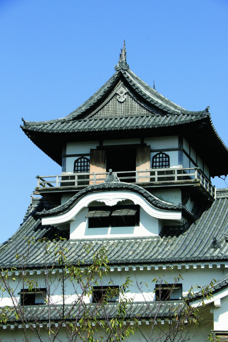 望楼の下の北側と南側には大きな唐破風（からはふ）が設えられている。