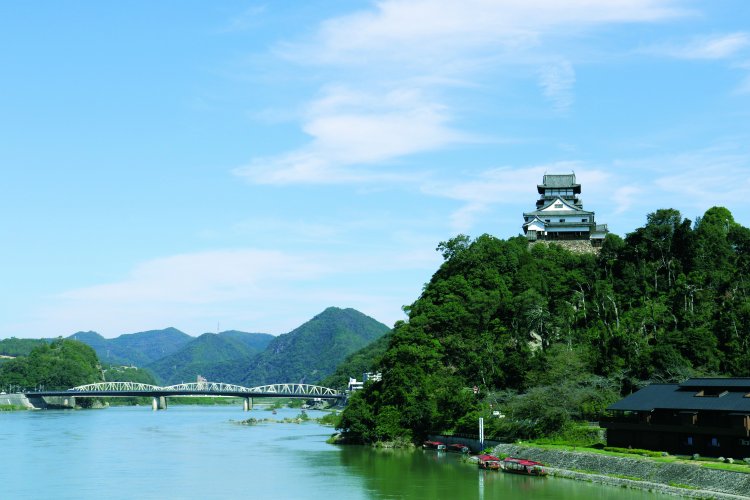 木曽川下流側から見た犬山城。地形の険しさがよくわかる。