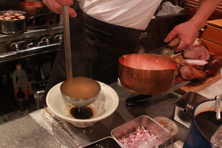 無駄のない動作で、目の前で丁寧に作られるラーメンに胸が躍る。