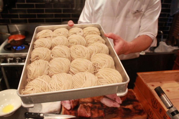 最高の一杯にするために、こだわって配合された細麺。