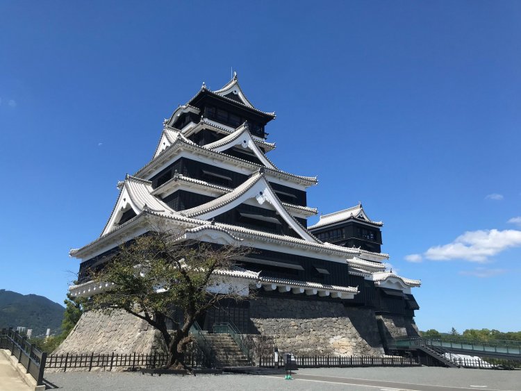 黒い外壁に屋根の白い千鳥破風がアクセント。戦に備えた仕掛けが満載の天守（写真＝熊本城総合事務所）。