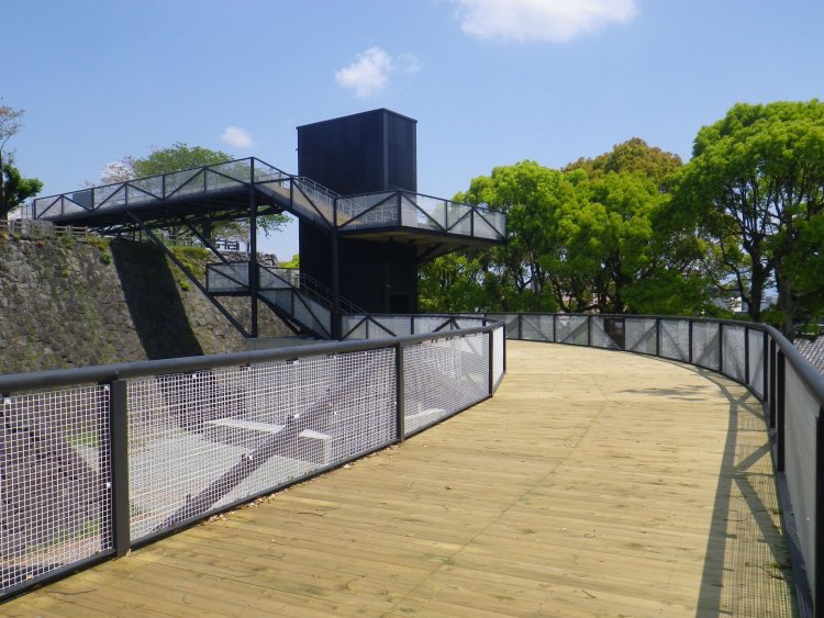 特別見学通路では、まだまだ復旧が続く熊本城の姿を見ることができる（写真＝熊本城総合事務所）。