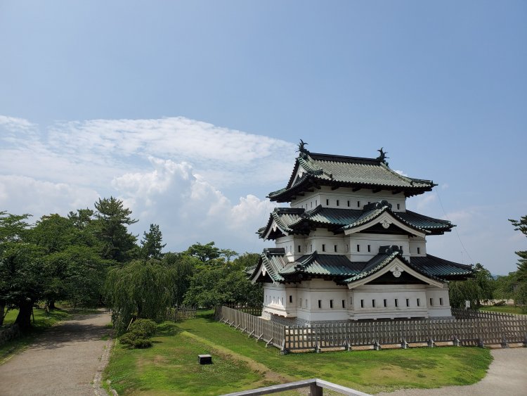 石垣修理のため天守は2015年に曳屋を行い、現在は仮天守台に移動している（写真＝弘前公園総合情報サイト）。