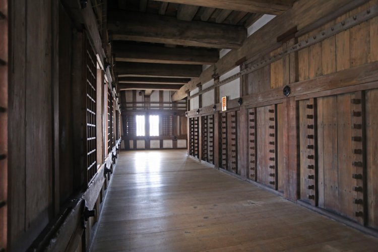 大天守の内部の壁には弓や槍、鉄砲などの武具掛けが残る（写真＝姫路市）。