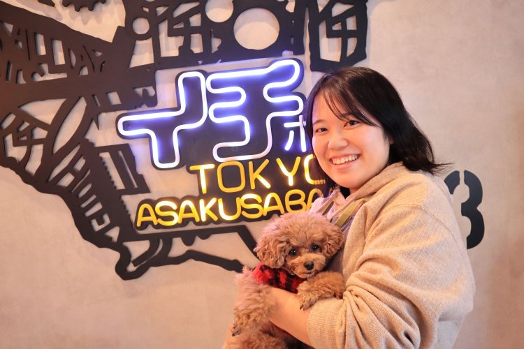 店長の小川さんとお客さんのワンちゃん。