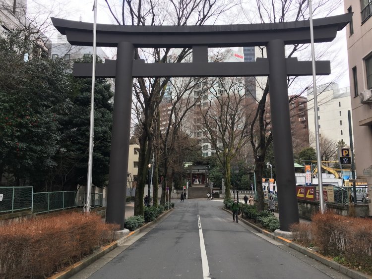 六本木通りから一本入ると大きな鳥居が。