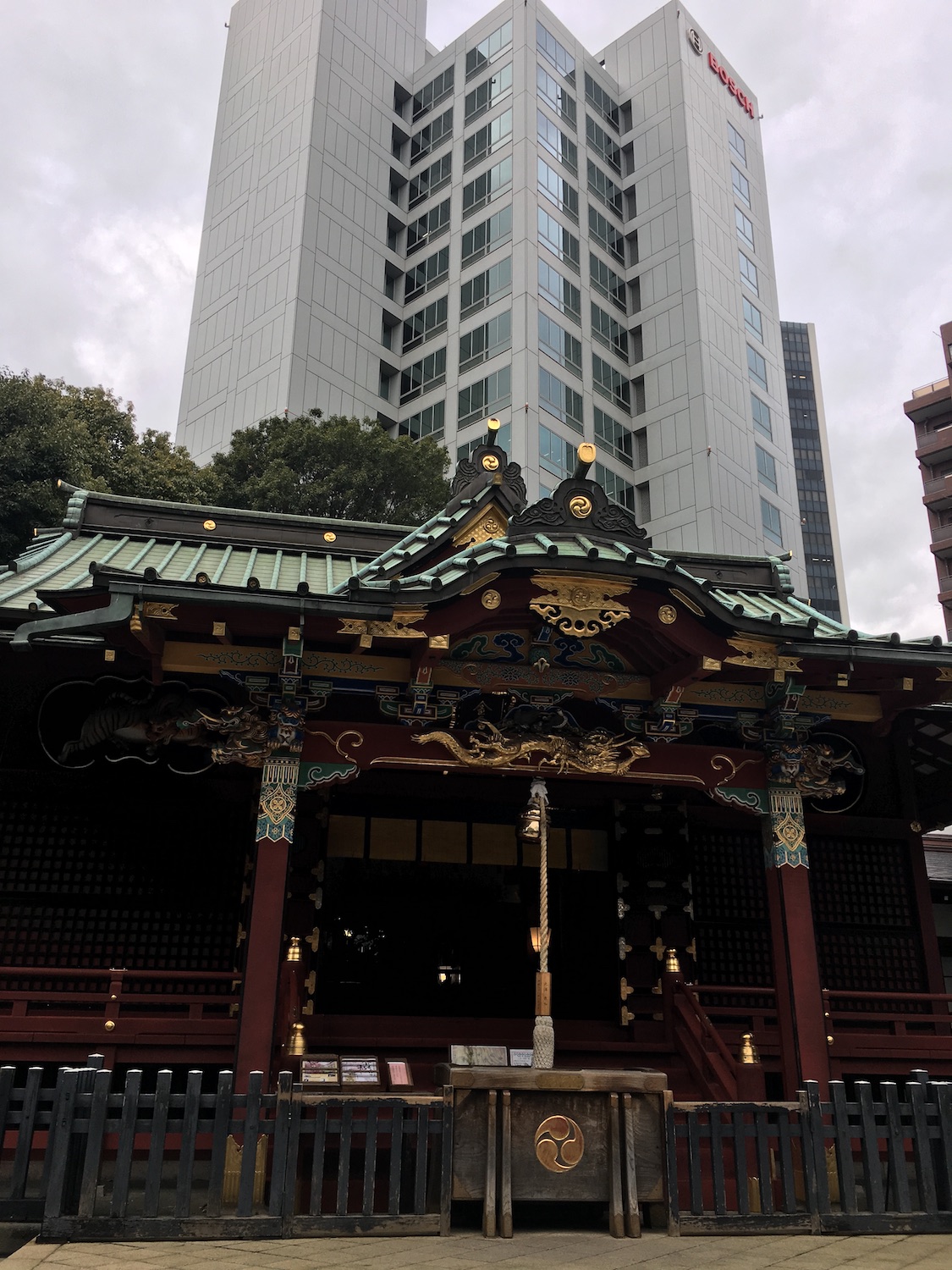 歴史深い社殿と現代的なビルのコントラストが渋谷らしい。