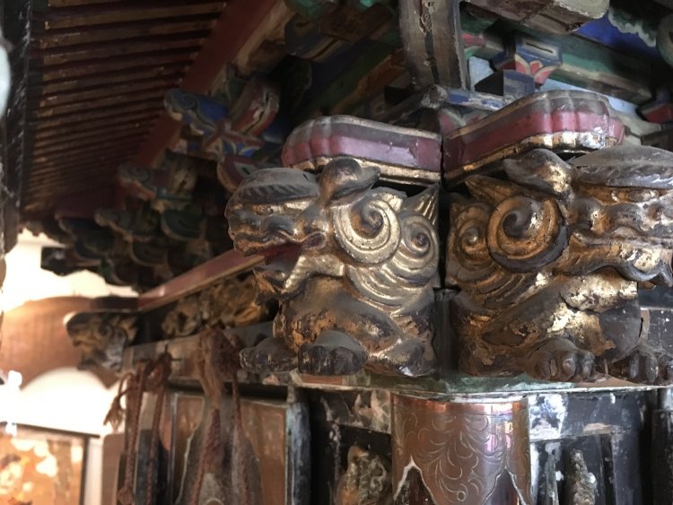 細部まで技術の高い意匠で飾られている。