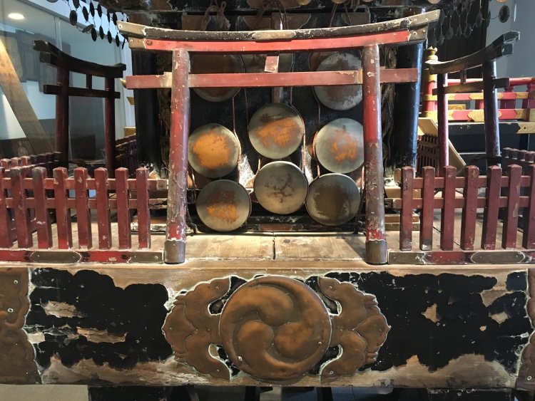 鳥居下の台座にも巴紋が見える。