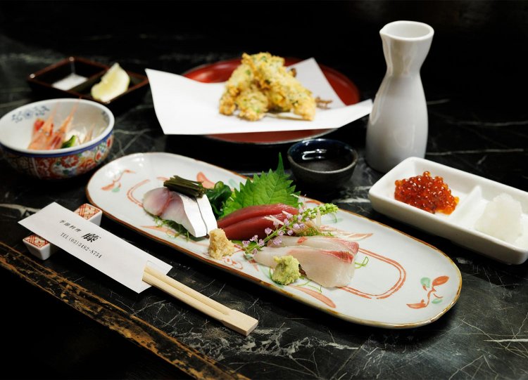 刺身3種1100円～、すじこ粕漬け700円、いわしのしそ巻揚げ850円、お通し（甘エビ酢物）550円、雪中梅一合700円。