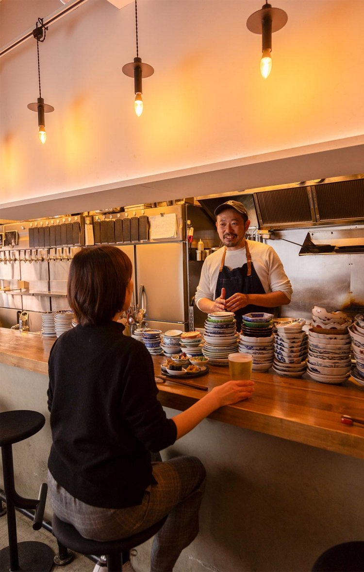 店主・三木基弘さんとのおしゃべりも人気の秘密。