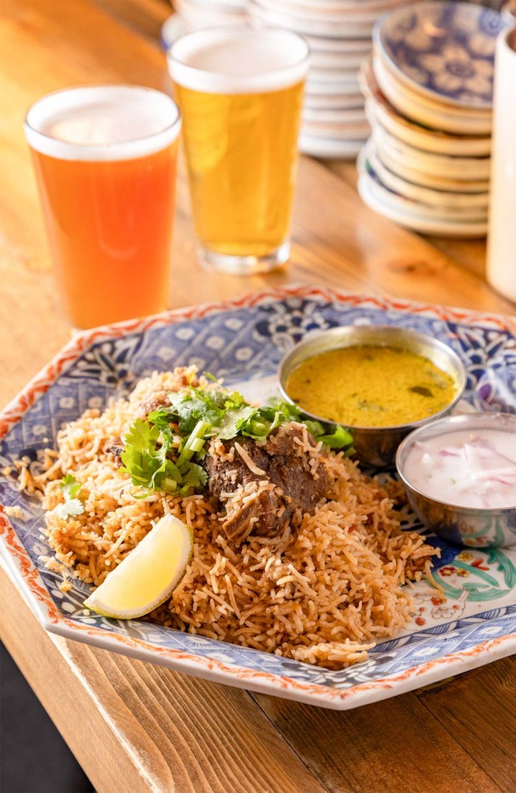 ビリヤニ1500円はインド人の友人直伝。本格的な味でクラフトビールとも相性抜群。