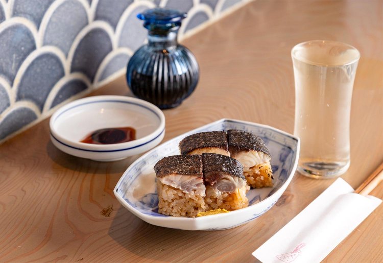 炙り鯖寿司2貫968円。赤酢めしとガリでさっぱり。