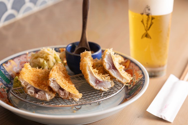 レアと完熟のハーフ＆ハーフ1280円前後（時価）。広島レモンを漬け込んだ焼酎＆ビールの檸檬ビアーが合う！