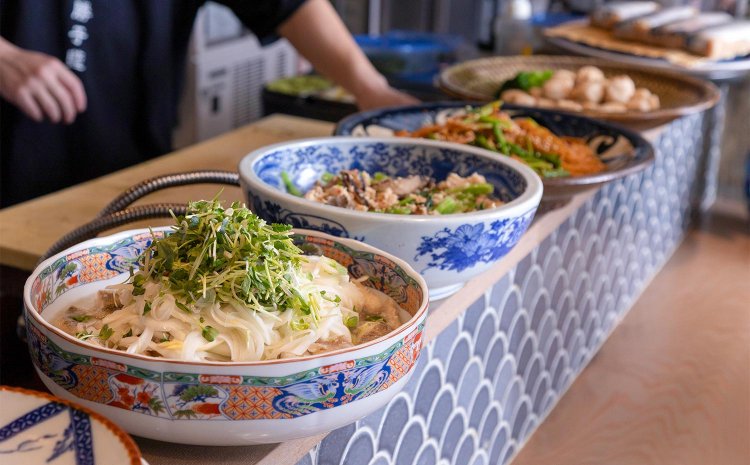 お通しはカウンターの大皿料理から選べる。