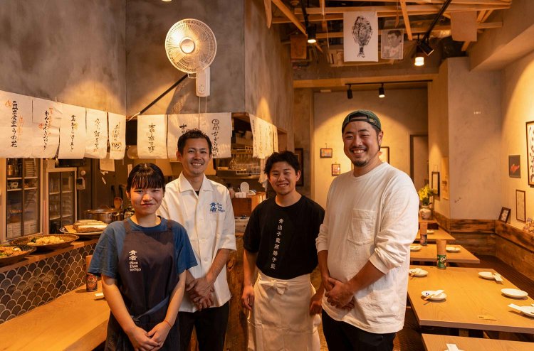 右端が店主の渡辺さん。