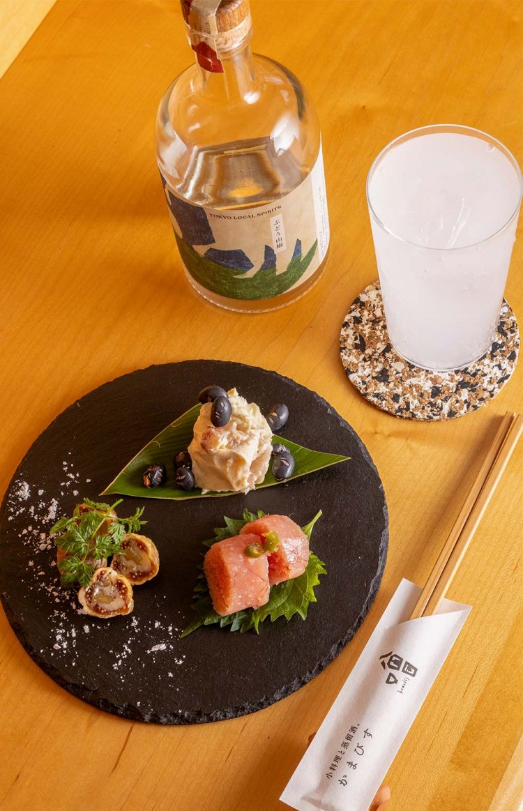 白身魚の発酵白和えなど、おつまみ3種盛り1200円と季節のジンのハイボール1000円。