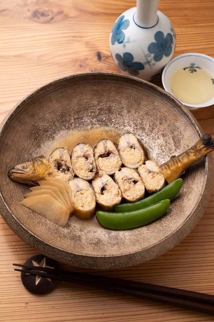 梅干しと共に2時間コトコト煮込む、子持ち鮎 香梅煮1320円。燗酒と合わせて頭も骨も余さずに味わいたい。