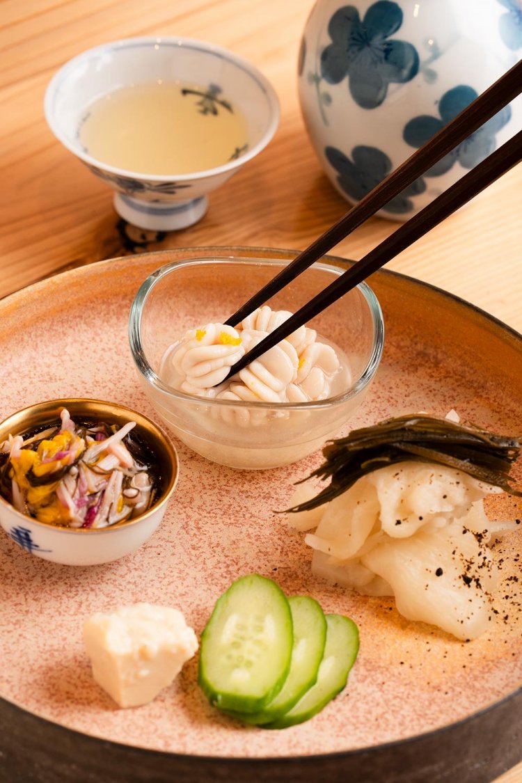 おまかせコース4品3300円の前菜盛り合わせ。酒蒸し白子は白子の出汁と塩で味つけ。